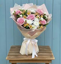 Букет цветов из:  Гвоздики, Орхидеи и Розы в Заозерске