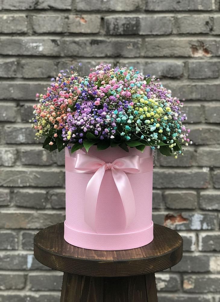 Цветочная композиция из Гипсофила и Розы в шляпной коробке в Заозерске