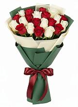Букет Микс из красных и белых роз в Заозерске