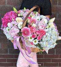 Композиция солнечный день в Заозерске Цветочная композиция из Розы, Хризантемы, Пионы и Лизиантусы в корзине в Заозерске