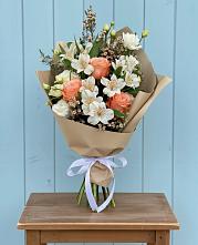 Букет цветов из:  Альстромерии, Лизиантусы, Розы и Хризантемы в Заозерске