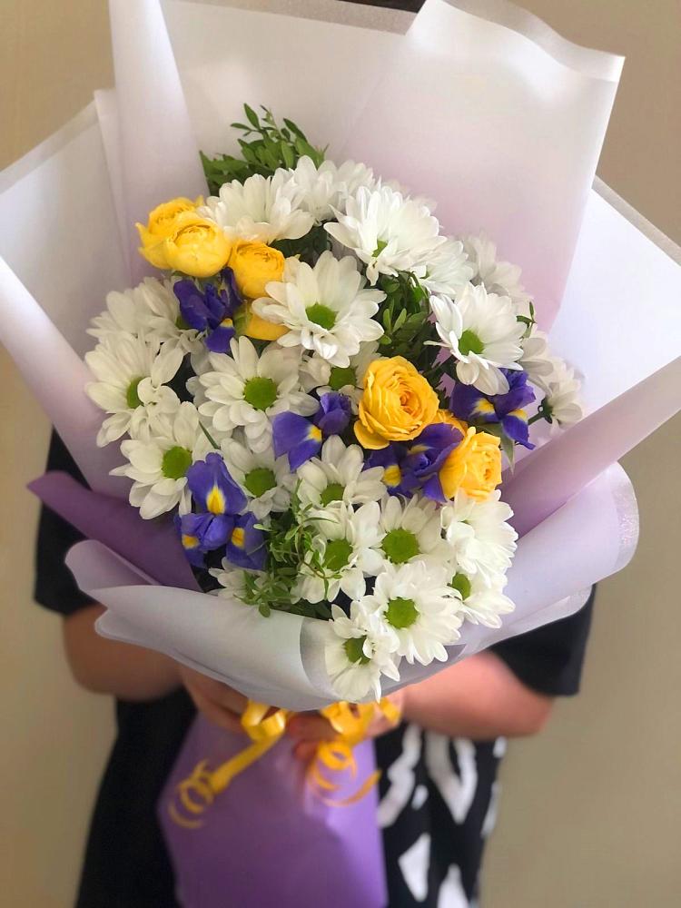 Букет цветов из: Ирисы, Хризантемы и Розы в Заозерске