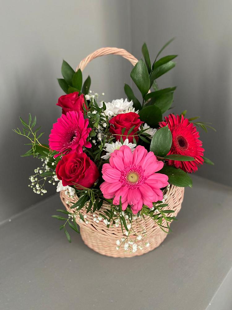 Цветочная композиция из Розы, Хризантемы и Герберы в корзине в Заозерске