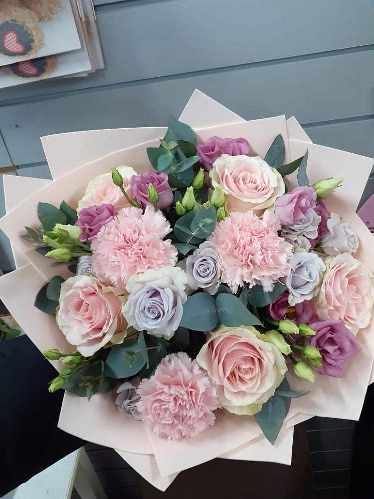 Букет цветов из: Розы, Гвоздики и Лизиантусы в Заозерске